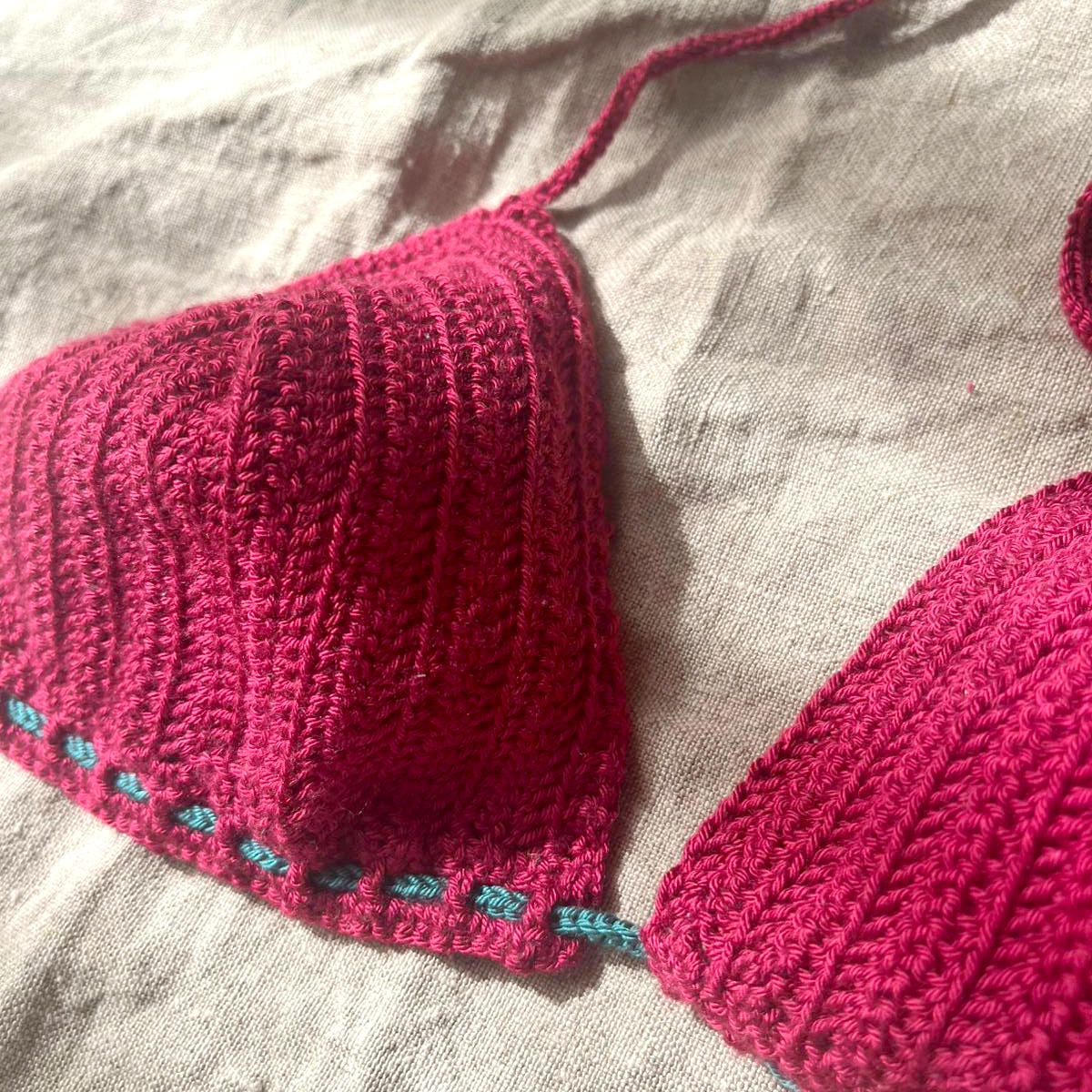 bikini barbara Bikini crochet fait main Barbara - haut fleuri vert et rouge - laine microfibre séchage rapide - taille 36 38 40 bonnet B - IrisIris et Fantasia Paris