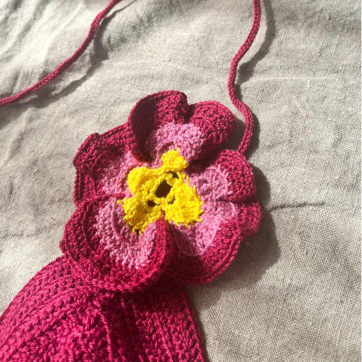 bikini barbara Bikini crochet fait main Barbara - haut fleuri vert et rouge - laine microfibre séchage rapide - taille 36 38 40 bonnet B - IrisIris et Fantasia Paris
